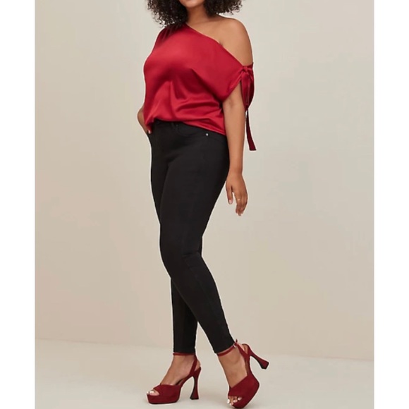 🆕 Red Satin Off Shoulder Top 3 3X 22 24 NWT Torrid New! - Picture 2 of 6